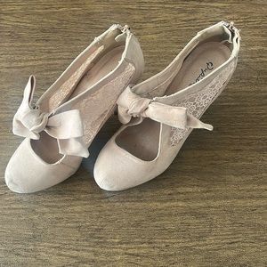 Size 9 bow heal beige